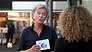 Bert van Leeuwen bozig op deelnemers Familiediner